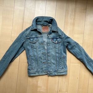Light wash Levi’s Jean jacket - XS